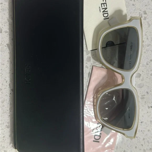 Fendi sunglasses - Picture 2 of 3